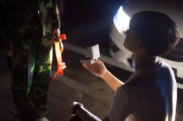 富二代怀疑女友变心完整版,富二代开豪车给穷女友求婚