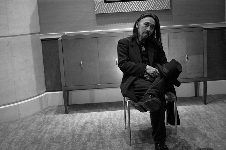 当年裁缝店里的穷小子，现在随便拉泡屎都被年轻人拿去当精神食粮