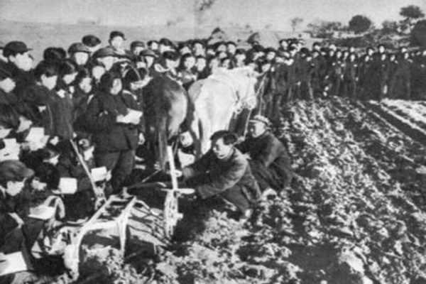 土地集体所有是怎么形成的,国有土地变成集体的