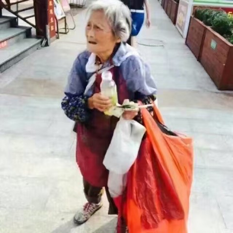 如果你的一瓶水能够帮助到自贡这个造孽的老婆婆，你愿意吗？