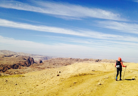 顶52度高温，水沟水洗头，林又立征服戈壁超马