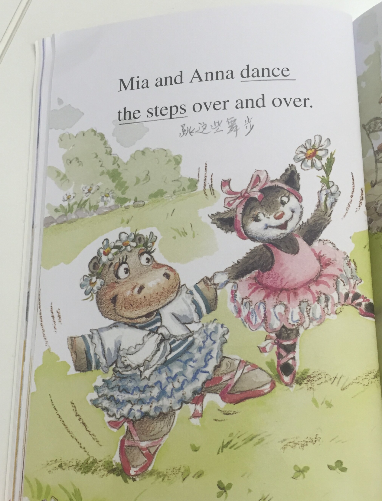 跟小猫Mia绘本学跳舞相关的英文，服装、舞蹈动作应有尽有