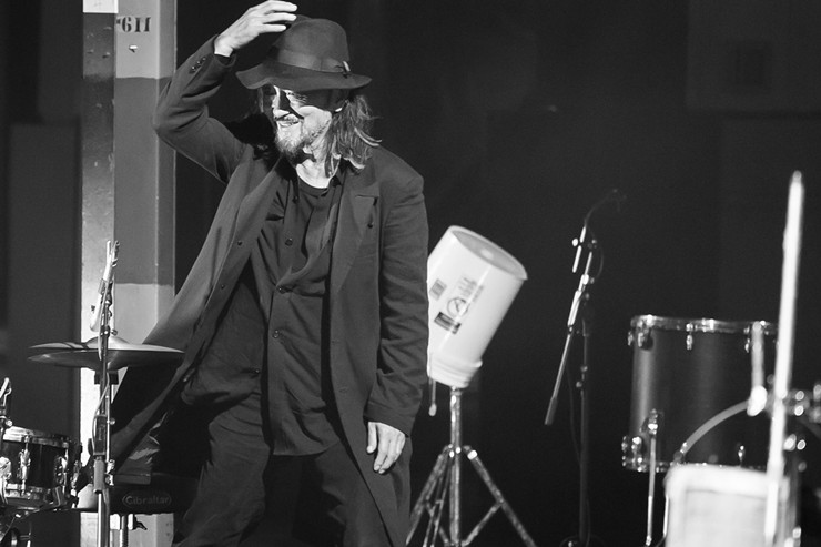 当年裁缝店里的穷小子，现在随便拉泡屎都被年轻人拿去当精神食粮