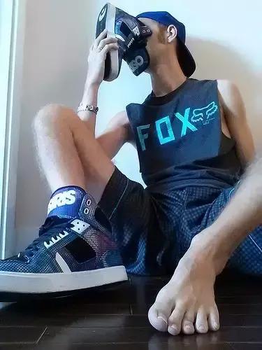 见过爱球鞋的，但是爱成这样的，你见过吗？