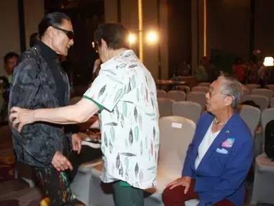 他曾风光不可一世，80岁杖朝之年抱得美人归，脾气仍然火爆