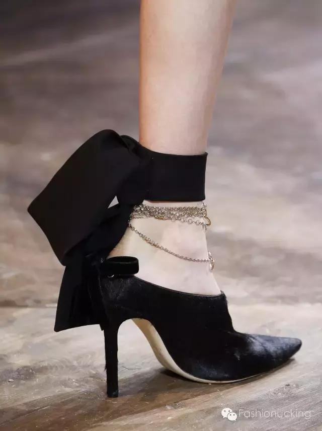 听说，脚踝链和鞋子更配哦