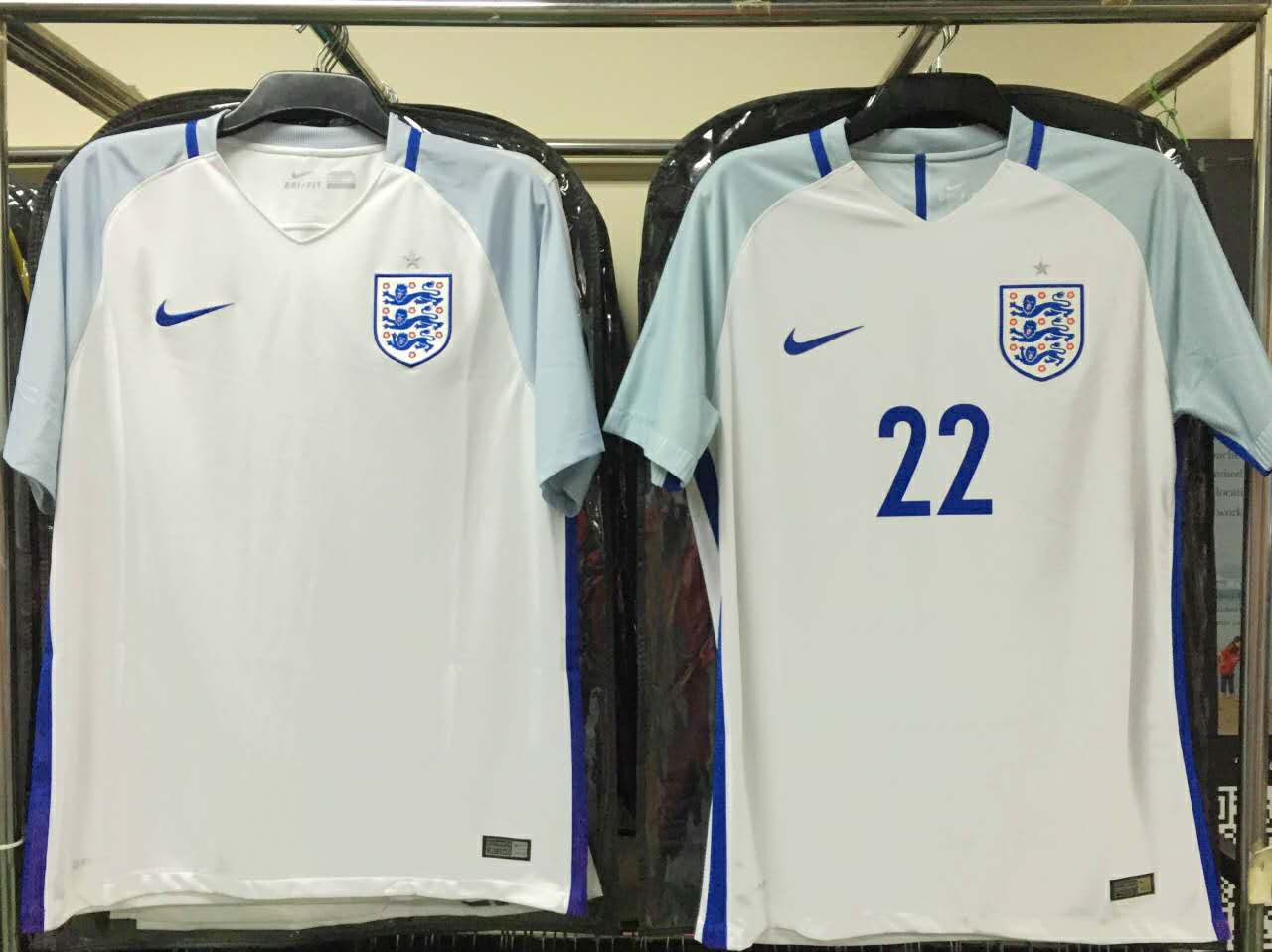 球员版球衣的队徽都是胶印的吗,队徽材质