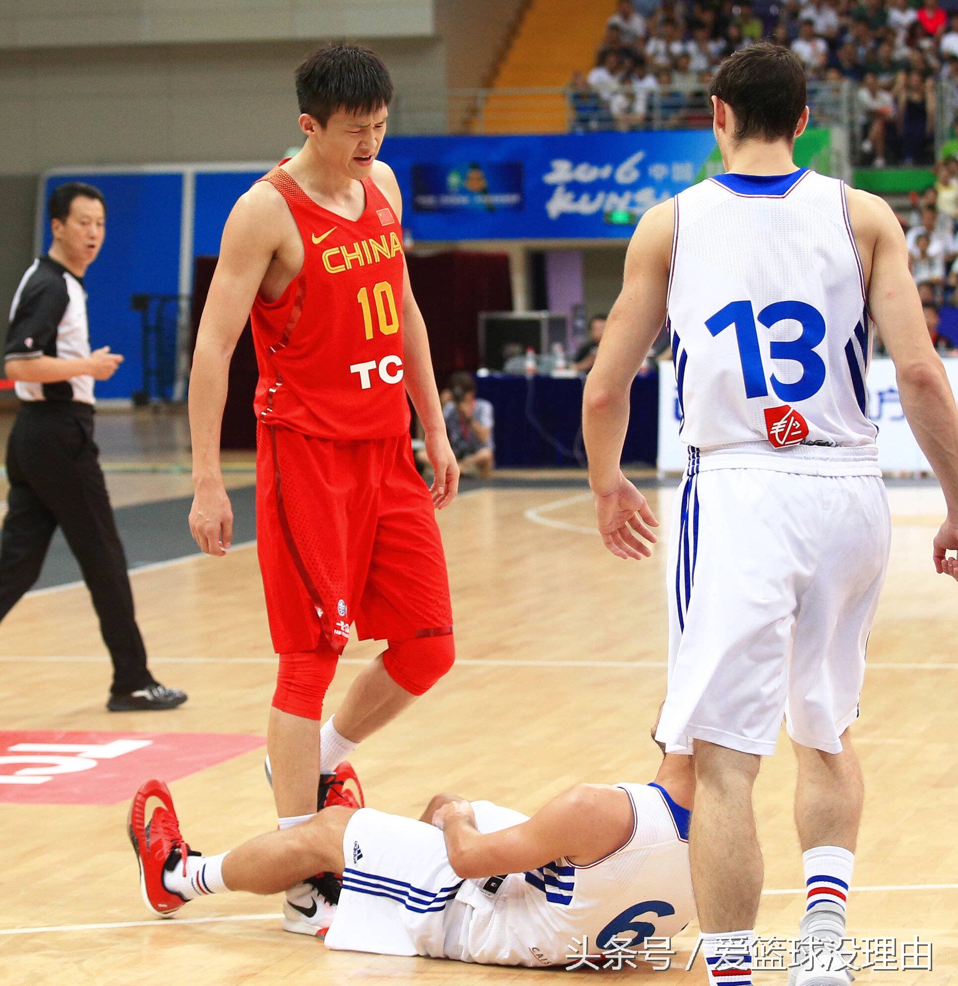 周鹏与法国比赛冲突完整,周鹏冲突场面