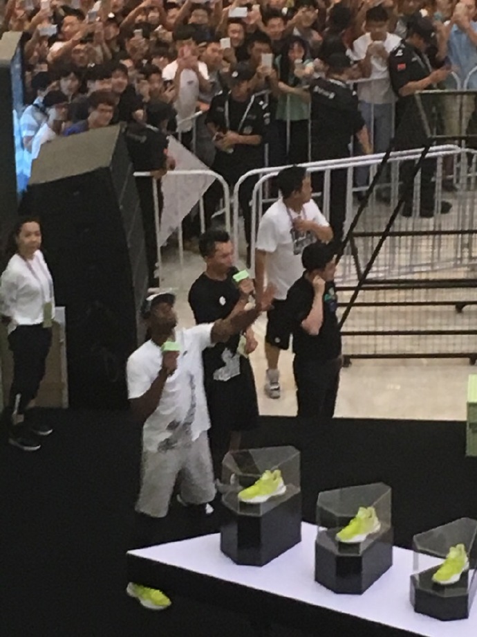 巨星韦德打路人球,篮球明星韦德冬天照片