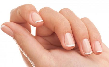 指甲上透露出的身体情况要重视,指甲上有条棕色的竖线挂什么科