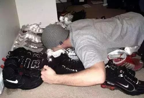 见过爱球鞋的，但是爱成这样的，你见过吗？