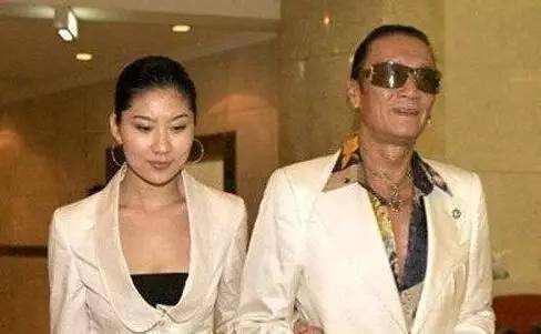 他曾风光不可一世，80岁杖朝之年抱得美人归，脾气仍然火爆