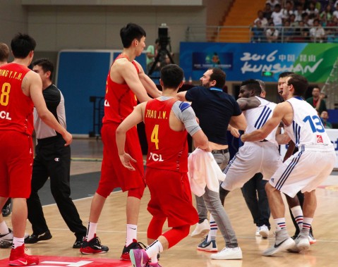 男篮比赛打架是真的吗,热身赛打架