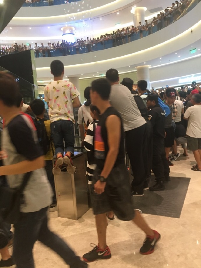 巨星韦德打路人球,篮球明星韦德冬天照片