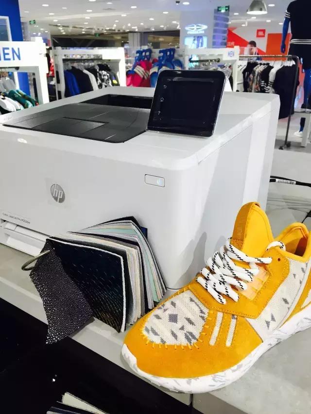 颤抖吧！一起来设计一双“拉痛恨”配色的三叶草吧！