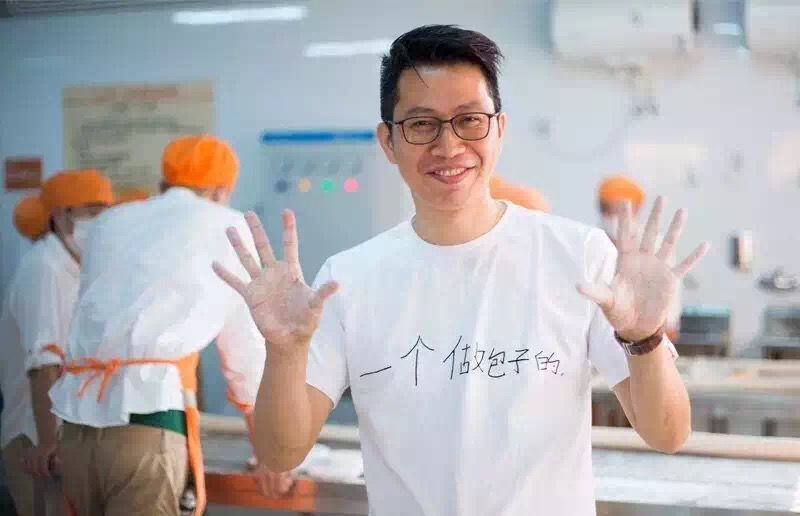 为了叫板美国汉堡，他把包子店开到哈佛大学，一年卖出3个亿