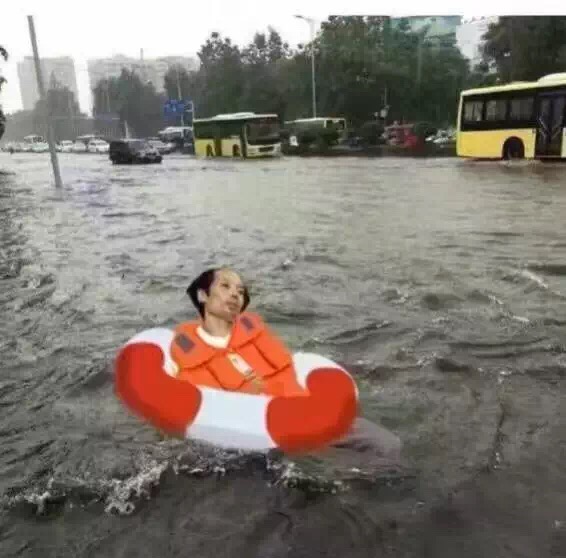 在水里泡久了皮肤会皱的原因,手脚泡水里特别容易起皱