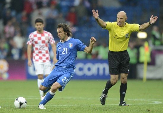 齐达内哈维,皮尔洛和齐达内谁更厉害