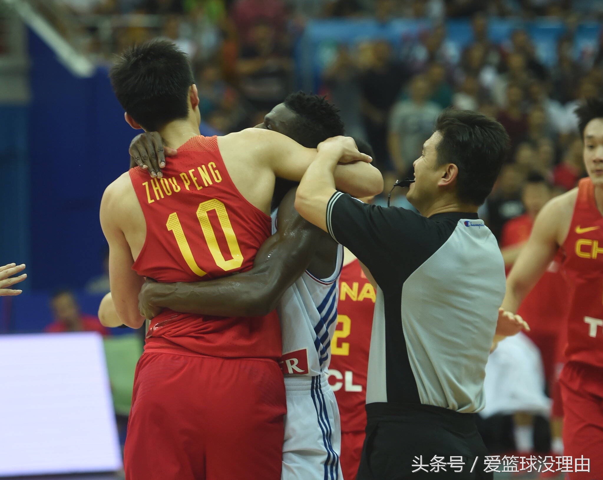 周鹏与法国比赛冲突完整,周鹏冲突场面