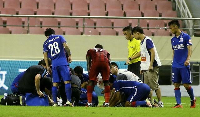 登巴巴受伤申花逆转,登巴巴断腿事件解说