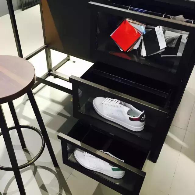 颤抖吧！一起来设计一双“拉痛恨”配色的三叶草吧！