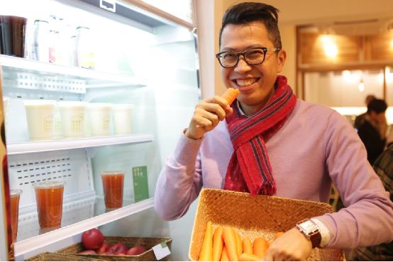 为了叫板美国汉堡，他把包子店开到哈佛大学，一年卖出3个亿