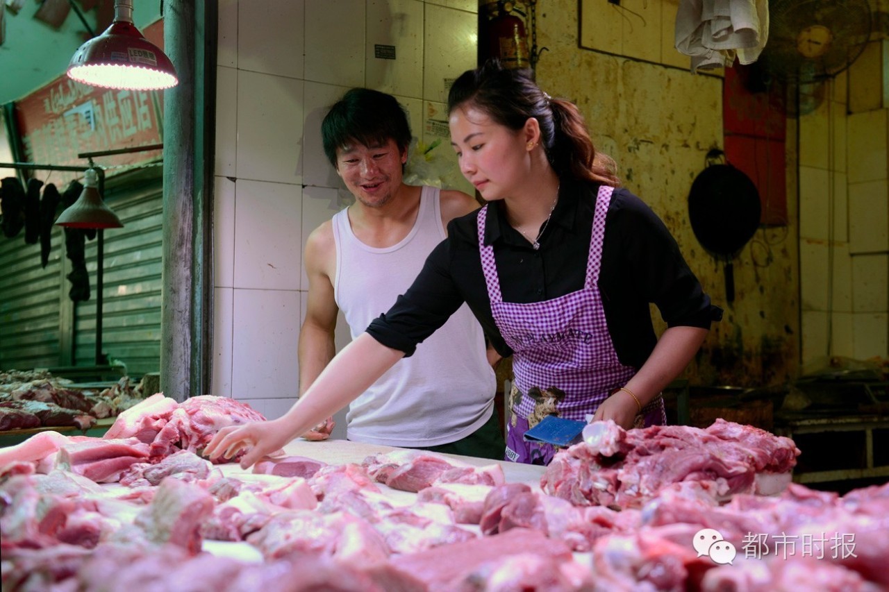 猪肉西施！篆新市场有个卖猪肉的90后老板娘美得不要不要的