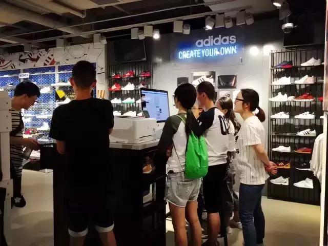 颤抖吧！一起来设计一双“拉痛恨”配色的三叶草吧！