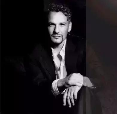 一位男神今天来到了青岛！粉丝见到他纷纷泪奔