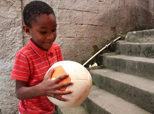 这款足球让数万非洲的贫困人民用上了免费的电。