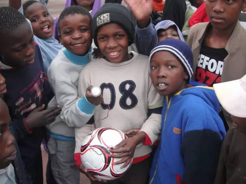 这款足球让数万非洲的贫困人民用上了免费的电。