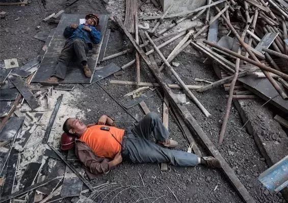 建筑工地工人午休视频,工地现场工人可以午休吗