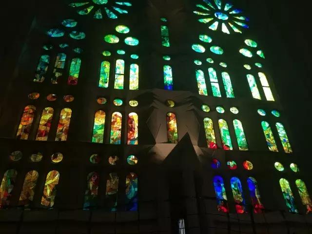 巴塞罗那自由行攻略,免费玩转西班牙马德里不思议