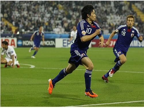 人称日本太空翼，被称亚洲最成功旅欧球员，却因女友差点迷失欧洲