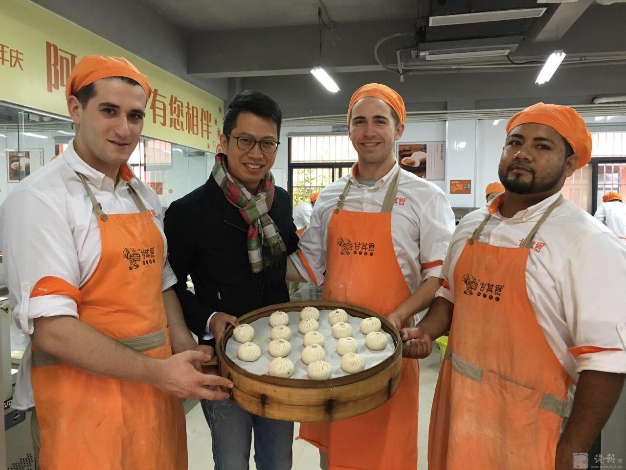 为了叫板美国汉堡，他把包子店开到哈佛大学，一年卖出3个亿