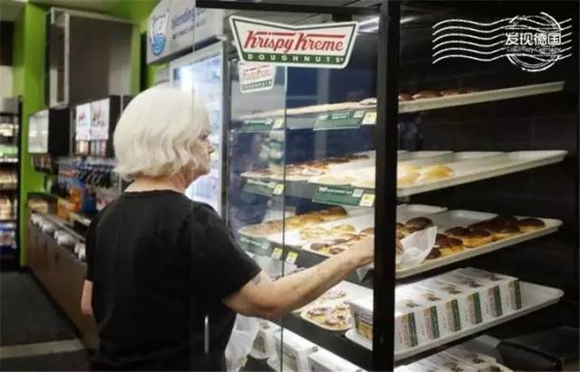 德国加油站的便利餐厅和便利店