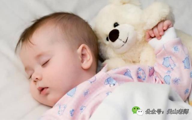 宝宝后脑勺爱出汗睡觉易醒,宝宝睡觉后脑勺出汗是缺钙吗