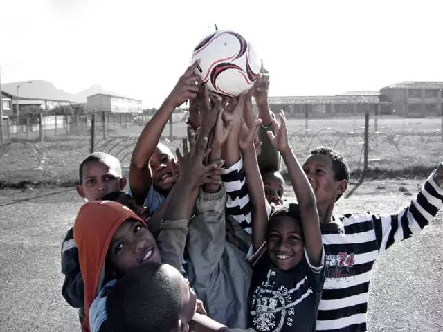 这款足球让数万非洲的贫困人民用上了免费的电。