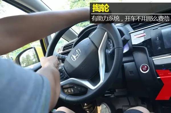安全驾驶方向盘的握法和打法,方向盘的正确握法和打方向的尺度