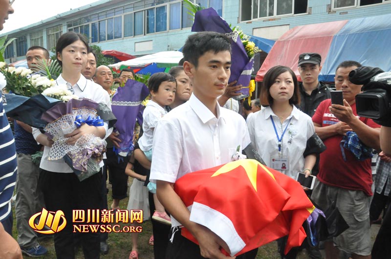 维和牺牲英雄李磊回家,维和军人李磊牺牲