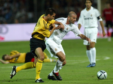 齐达内哈维,皮尔洛和齐达内谁更厉害