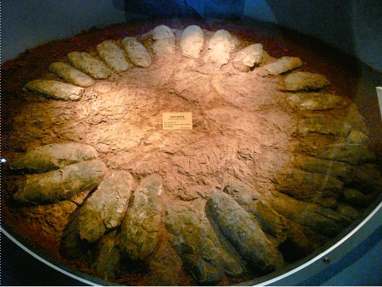 小孩脚下的足球，考古学家眼中的国宝，如今已震惊世界