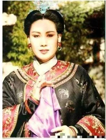 她是一剪梅中的沈心慈，传被李立群抛弃嫁陈震雷