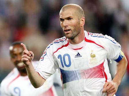 齐达内哈维,皮尔洛和齐达内谁更厉害