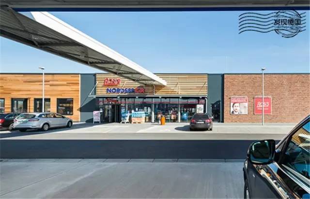 德国加油站的便利餐厅和便利店