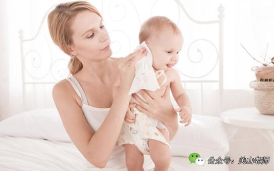 宝宝后脑勺爱出汗睡觉易醒,宝宝睡觉后脑勺出汗是缺钙吗