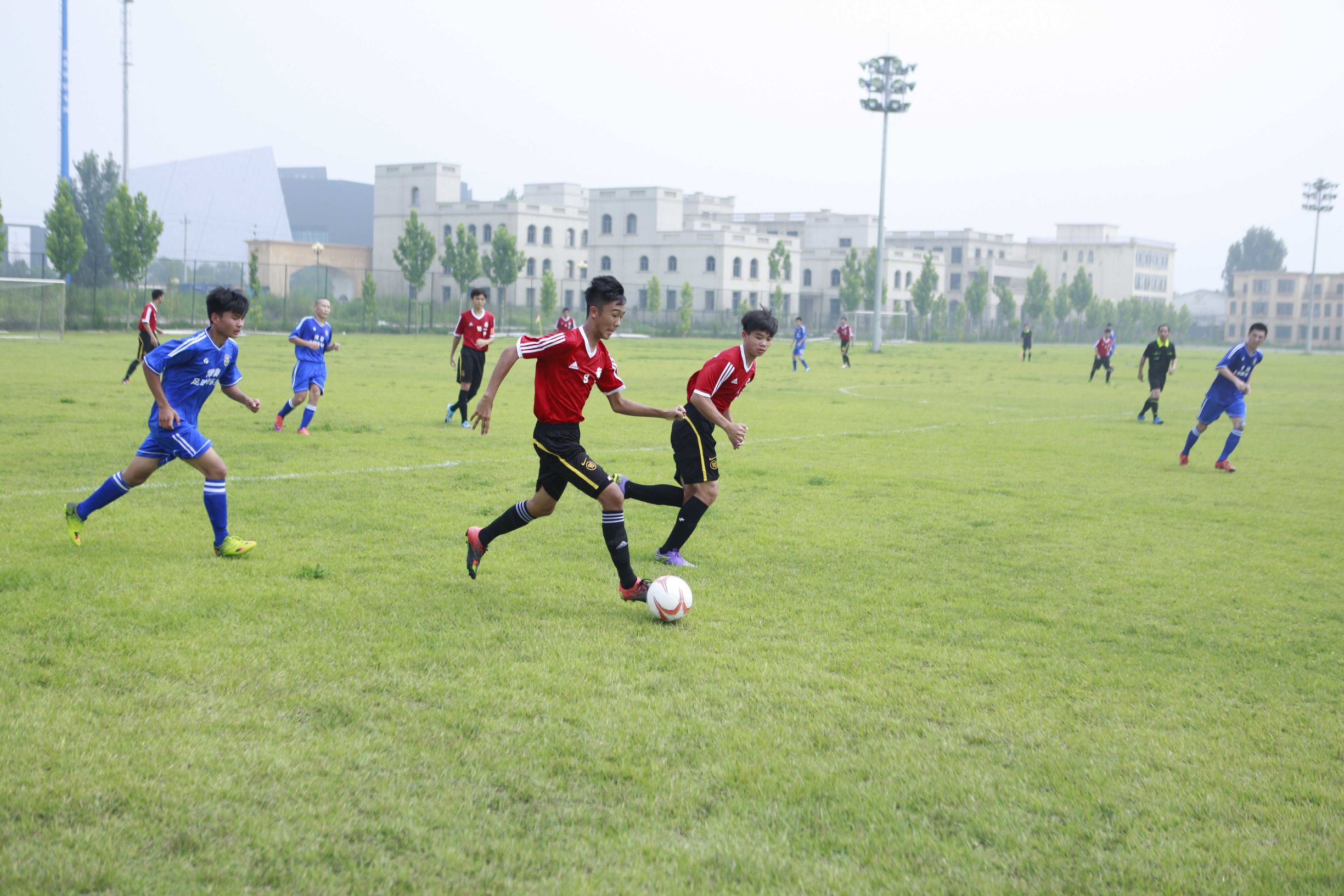 黄志贤为两岸校园足球赛开球