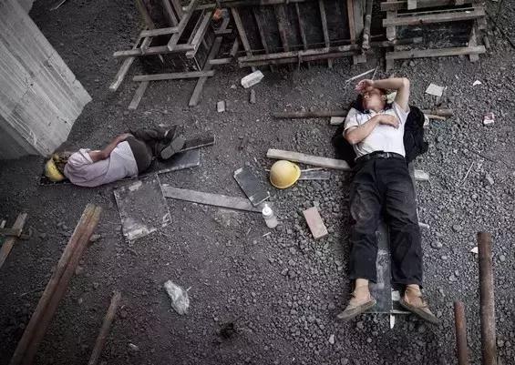 建筑工地工人午休视频,工地现场工人可以午休吗