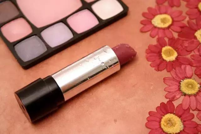 拯救唇膏大作战！3招轻松搞定唇膏折断、熔化尴尬问题！