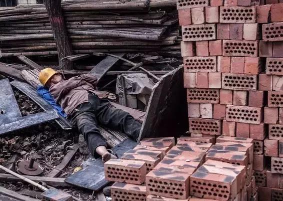 建筑工地工人午休视频,工地现场工人可以午休吗